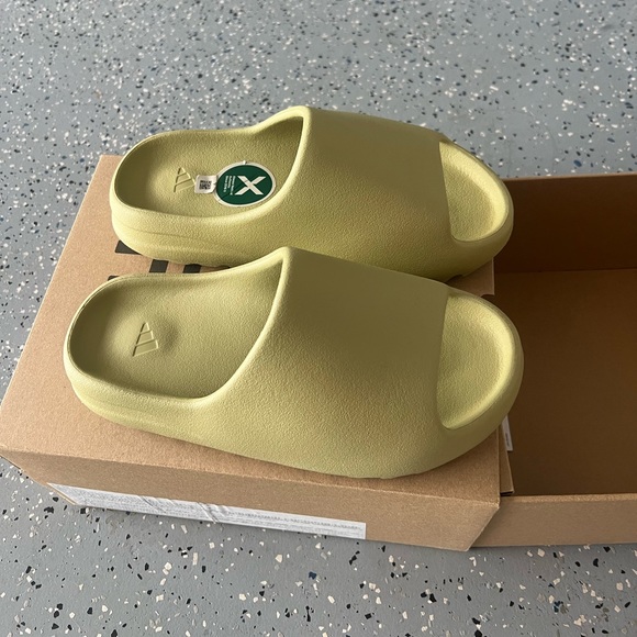 NWT adidas Yeezy Slide Resin with box Size 8 UK (around 10 US) UNISEX - Picture 3 of 9